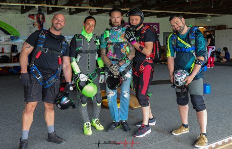 Gruppe Fallschirmspringer im Hangar