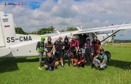 Gruppe Fallschirmspringer vor dem Einsteigen in Mr. Sharky